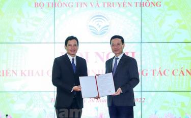 Ông Lê Quang Tự Do (trái) được bổ nhiệm làm Cục trưởng Cục PTTH&TTĐT.