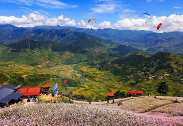 Festival dù lượn trên đỉnh đèo Khau Phạ sẽ được khai mạc trong sự kiện du lịch “Mùa nước đổ” năm 2022.