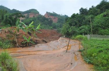 Hiện trường một vụ sạt lở đất với khối lượng lớn diễn ra tại xã Hưng Thịnh, huyện Trấn Yên, tỉnh Yên Bái.