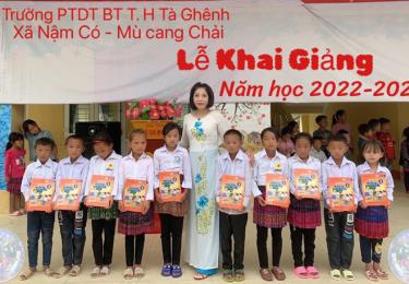 Cô giáo Phan Thị Lệ Hường tặng sách Tiếng Anh cho học sinh nhân dịp khai giảng năm học mới.