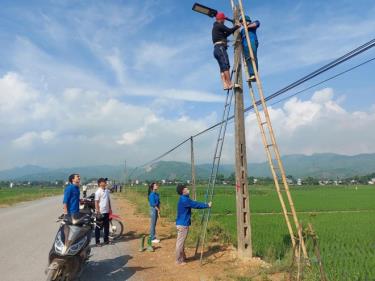Đoàn viên thanh niên xã Yên Phú, huyện Văn Yên thực hiện công trình “Thắp sáng đường quê”.
