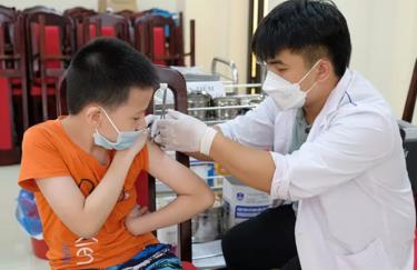 Hiện vẫn còn một số địa phương tiêm vaccine COVID-19 mũi 3, mũi 4 và tiêm cho trẻ từ 5 - dưới 12 tuổi, do đó cần tiếp tục đẩy nhanh tiêm vaccine. (Ảnh: Trần Minh)