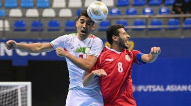 Tuyển futsal Iran (áo trắng) là đối thủ quá mạnh so với tuyển Việt Nam. Ảnh AFC