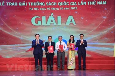 Phó Thủ tướng Vũ Đức Đam và Trưởng Ban Tuyên giáo Trung ương Nguyễn Trọng Nghĩa trao giải A.