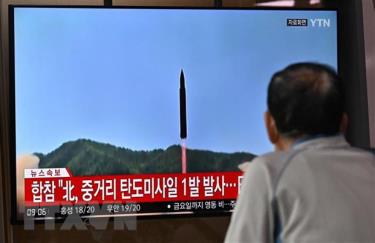 Truyền hình Hàn Quốc đưa tin về vụ phóng tên lửa của Triều Tiên, tại Seoul ngày 4/10.