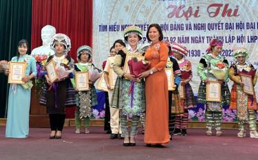 Bà Hoàng Phương Thúy - Phó Chủ tịch Hội LHPN tỉnh trao giải Nhất cho thí sinh Sùng Thị Lử, Chủ tịch Hội LHPN xã Bản Công.
