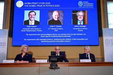 Tổng thư ký Viện Hàn lâm Khoa học Hoàng gia Thụy Điển Hans Ellegren cùng Eva Olsson và Thors Hans Hansson - thành viên của Ủy ban Nobel Vật lý - công bố những người đoạt giải Nobel Vật lý năm 2022. Giải thưởng gọi tên Alain Aspect (Pháp), John F. Clauser (Mỹ) và Anton Zeilinger (Áo).