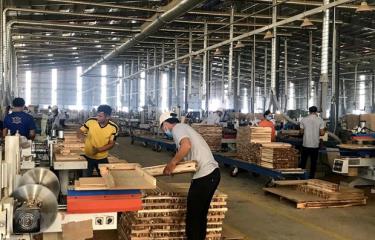Sản xuất đồ gỗ xuất khẩu tại Công ty TNHH MTV Triệu Phú Lộc, thị xã Tân Uyên.