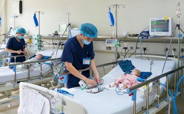 Trẻ nhiễm virus Adeno đang được điều trị tại bệnh viện Nhi Trung ương.