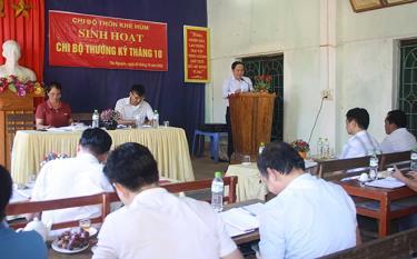 Đồng chí Trần Ngọc Luận, Chánh Văn phòng Tỉnh ủy phát biểu tại buổi sinh hoạt Chi bộ thôn Khe Hùm.