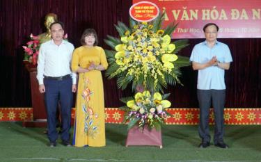 Đồng chí Đỗ Đức Minh -  Ủy viên BCH Đảng bộ tỉnh, Bí thư Thành ủy, Chủ tịch HĐND thành phố tặng hoa chúc mừng phường Nguyễn Thái Học.