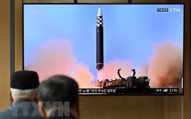 Truyền thông Hàn Quốc đưa tin về vụ phóng tên lửa của Triều Tiên, tại Seoul, ngày 29/9/2022.