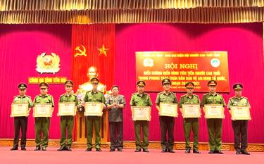 Ban đại diện Hội NCT tỉnh đã tặng bằng khen cho 1 tập thể, 9 cá nhân thuộc lực lượng công an tỉnh vì đã có thành tích xuất sắc trong Phong trào “Toàn dân bảo vệ an ninh Tổ quốc” giai đoạn 2016-2021.