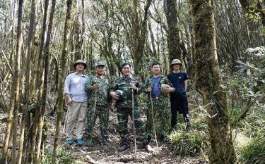 Các đồng chí lãnh đạo huyện Mù Cang Chải khảo sát tuyến đường lên đỉnh Lùng Cúng, xã Nậm Có năm 2021.