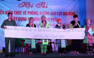 Tuyên truyền về phòng, chống bạo lực gia đình, xây dựng gia đình hạnh phúc tại xã Minh An, huyện Văn Chấn qua hình thức sân khấu hóa.