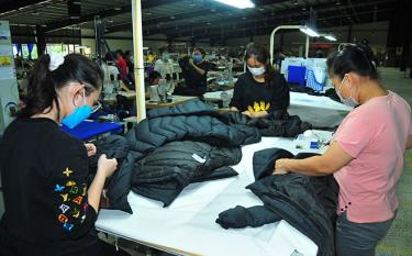 Công nhân Công ty TNHH Unico Global YB tại Khu Công nghiệp Âu Lâu, thành phố Yên Bái hoàn thiện sản phẩm may mặc.