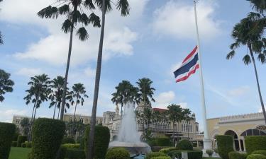 Tòa nhà chính phủ Thái Lan hôm nay treo cờ rủ tưởng niệm nạn nhân vụ thảm sát ở huyện Na Klang, tỉnh Nong Bua Lamphu.