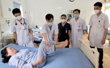 Người dân được chăm sóc sức khỏe tại Trung tâm Y tế huyện Yên Bình.