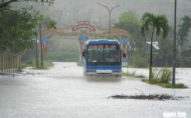 Một tuyến đường ở xã Duy Trinh, huyện Duy Xuyên, Quảng Nam bị nước lũ dâng cao gây ngập