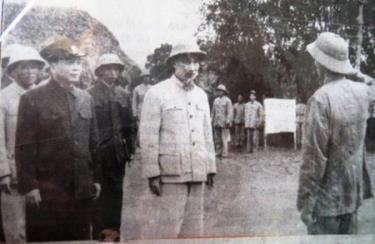 Bác Hồ và Đại tướng Võ Nguyên Giáp đến thăm, giao nhiệm vụ cho Sư đoàn 316 trở lại Điện Biên 10/3/1958 (Ảnh tư liệu)
