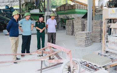 Công ty TNHH Đồng Tiến, huyện Yên Bình do CCB Trịnh Xuân Hùng làm Giám đốc (bên phải) chuyên sản xuất vật liệu xây dựng không nung, hàng năm giải quyết việc làm, thu nhập ổn định cho khoảng 100 lao động địa phương.