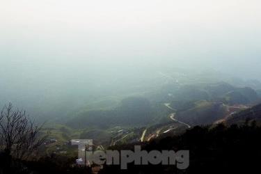 Sáng 20/10 trời mù sương, mưa nên nhiệt độ ở đỉnh mẫu Sơn chỉ còn gần 9 độ C.