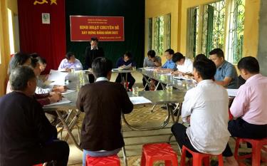 Chi bộ bản Nả Háng Tâu, thuộc Đảng bộ xã Púng Luông, huyện Mù Cang Chải tổ chức sinh hoạt chuyên đề về phát triển đảng viên mới.