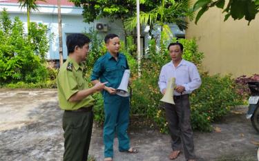 Cán bộ kiểm lâm huyện Trấn Yên trao đổi công tác bảo vệ rừng với cán bộ và dân quân xã Tân Đồng.