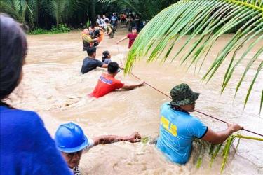 Lực lượng cứu hộ Philippines sơ tán người dân khỏi khu vực ngập lụt do mưa lớn gây ra bởi bão Nalgae ở Kalamansig, Sultan Kudarat, ngày 28/10/2022.