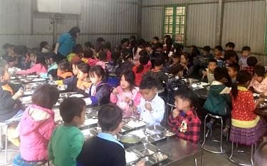 Bữa ăn trưa của học sinh Trường PTDTBT TH&THCS La Pán Tẩn, huyện Mù Cang Chải.
