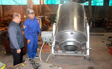 Ông Vũ Hữu Lê - Giám đốc Công ty TNHH Cơ khí và Xây lắp Hồng Hà, thành phố Yên Bái (bên ngoài) kiểm tra chất lượng các loại máy móc của Công ty.