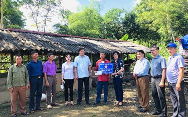 Provincial Fatherland Front presents funds to support buffalo breeding model to help poor households escape poverty in Phu Nham commune, Nghia Lo town.