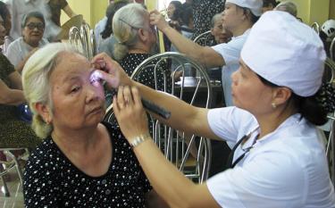 Chương trình “Mắt sáng cho người cao tuổi” được ngành y tế duy trì thực hiện tốt, góp phần chăm sóc sức khỏe cho người cao tuổi.