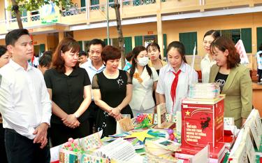 Các đồng chí lãnh đạo thị xã Nghĩa Lộ tham quan không gian trưng bày sách tại Lễ phát động.