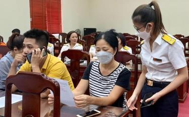 Cán bộ Chi cục Thuế thành phố Yên Bái tuyên truyền tới người nộp thuế sử dụng HDĐT được khởi tạo từ máy tính tiền.