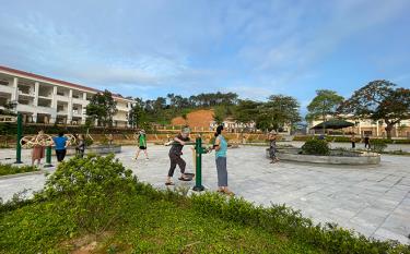 Người dân thành phố Yên Bái luyện tập thể dục thể thao trong không gian xanh, trong lành.