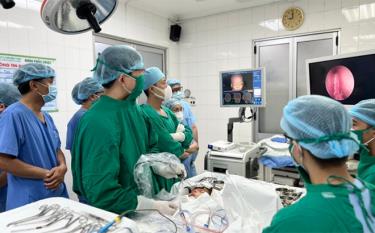 Các bác sĩ Bệnh viện Tai Mũi Họng TP.HCM phẫu thuật nội soi vá lỗ thủng sàn sọ cho bệnh nhi - Ảnh: Bệnh viện cung cấp.