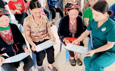 Tuyên truyền cho người dân cách chăm sóc sức khỏe và phòng chống dịch bệnh tại xã Tân Hương, huyện Yên Bình.