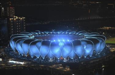 2023 年 10 月 8 日晚，2023 年亞洲運動會閉幕式期間杭州奧林匹克體育場的景色。照片：THX/TTXVN