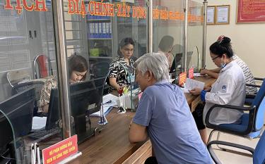 Cá nhân, doanh nghiệp đánh giá hài lòng với chất lượng phục vụ khi đến giải quyết TTHC tại phường Hồng Hà, thành phố Yên Bái.