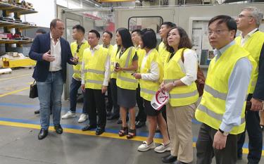 Secretary of the provincial Party Committee Do Duc Duy and the delegation visit Breton Company, Italy