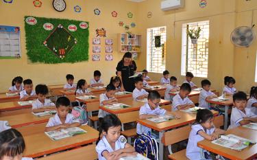 Một giờ học của cô và trò Trường Tiểu học Nguyễn Viết Xuân, huyện Yên Bình.
