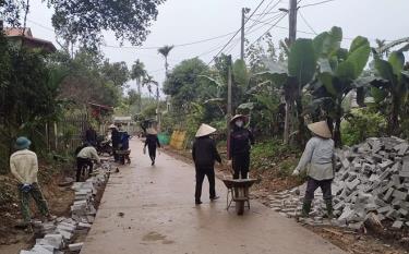 Người dân thôn Văn Qùy, xã Văn Phú, thành phố Yên Bái mở rộng hành lang đường liên thôn, trồng cây xây dựng tuyến đường sạch, đẹp phục vụ nhu cầu đi lại của người dân.
