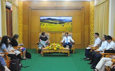 Vice Chairman of the Provincial People's Committee Ngo Hanh Phuc receives a delegation of Cowater International organisation