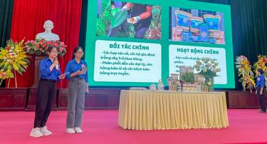 Students of the Nguyen Tat Thanh High School for the Gifted give a presentation of their Xuan Long Hoang tea project.