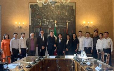 Provincial Party Secretary Do Duc Duy and his entourage pose for a group photo with leaders of the Veneto region.