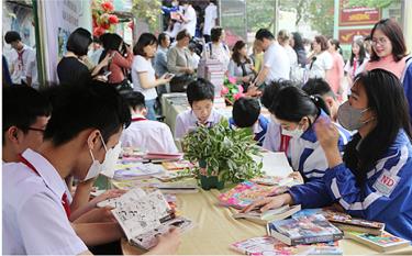 Yen Bai Library’s bookmobile has attracted many students.