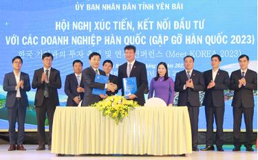 Chairman of the provincial People’s Committee Tran Huy Tuan and Mun Hyun, head of the RoK’s happy development fund, sign an agreement on cultural, arts, economic exchange, tourism, and healthcare cooperation.