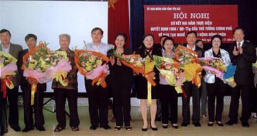 Đồng chí Phó chủ tịch UBND tỉnh Ngô Thị Chinh tặng hoa chúc mừng các đồng chí lãnh đạo các cơ sở đào tạo nghề nhân dịp kỷ niệm Ngày nhà giáo Việt Nam 20/11.