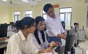 Cán bộ, đảng viên Trường THPT huyện Văn Chấn tiên phong đổi mới phương pháp giảng dạy.